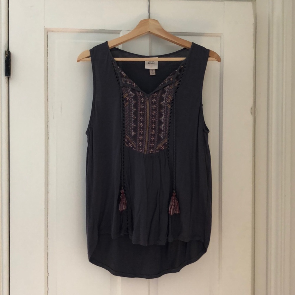 3/$15 🍁 Dark grey boho tank top with tassels
